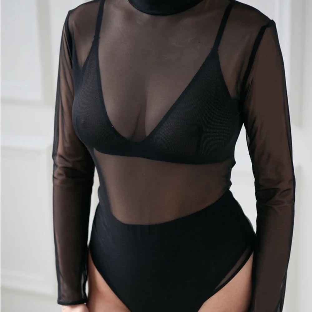 🎉MESH LONG SLEEVE BODY MESH MANIA size Large fits like a Medium.